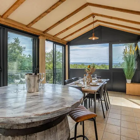 Semesterbostad Two-bedroom In Šmrika